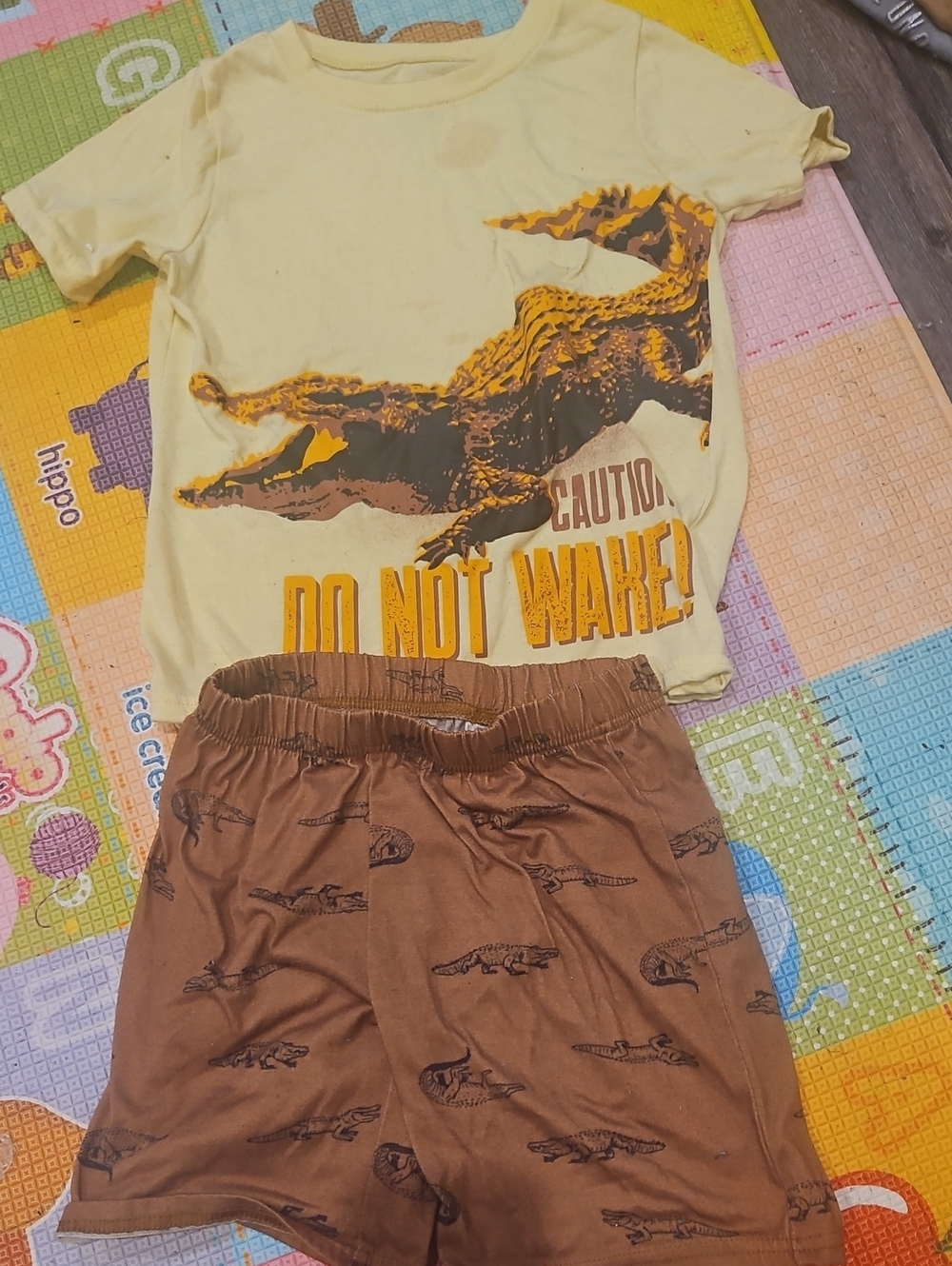Size 7 Carter's Yellow Crocodile 👕 with Brown Croc Print 🩳Pajamas Set